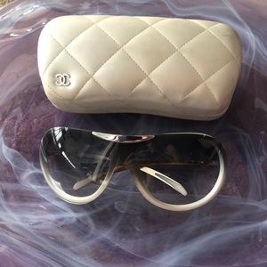 Chanel gray/white aviator style sunglasses w case